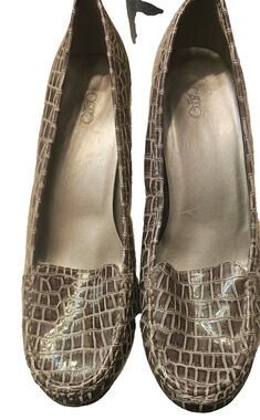 EUC Cato Faux Crock Embossed Kitten Heel Pumps Size 10